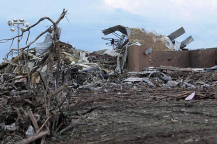 
	O prefeito de Oklahoma City, Mick Cornett, disse hoje que entre 12 mil e 13 mil im&oacute;veis residenciais foram atingidos e cerca de 33 mil pessoas foram diretamente afetadas pela tempestade
 (GettyImages)