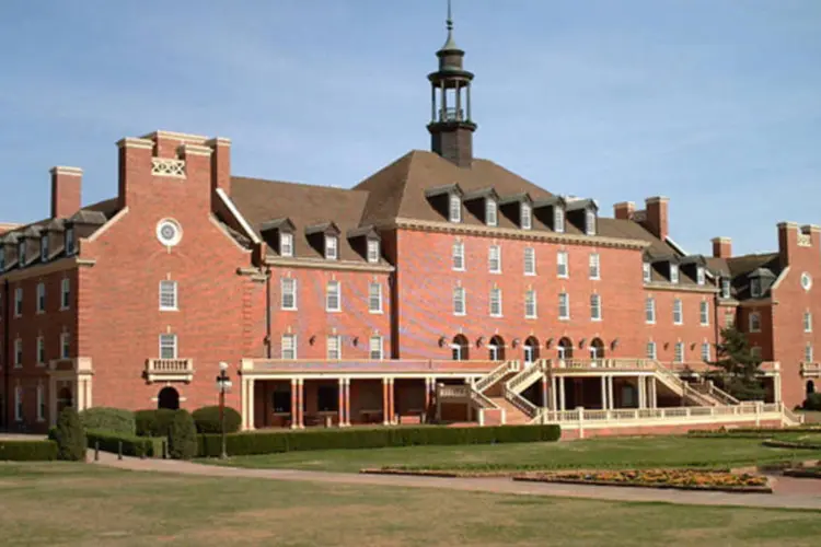 
	Oklahoma State University: al&eacute;m de cursos de mestrado e doutorado em F&iacute;sica, a OSU tamb&eacute;m oferece doutorado em Fot&ocirc;nica e mestrado em F&iacute;sica com especializa&ccedil;&atilde;o em F&iacute;sica M&eacute;dica&nbsp;
 (Wikimedia Commons)