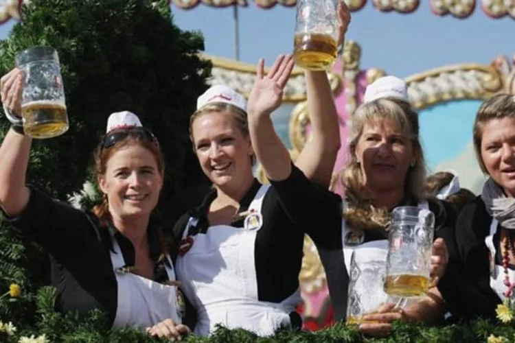 Mulheres erguem canecas com cerveja (Getty Images/Getty Images)