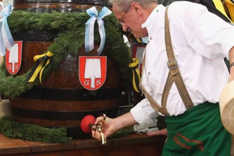 Homem abre barril de cerveja (Alexandra Beier/Getty Images)