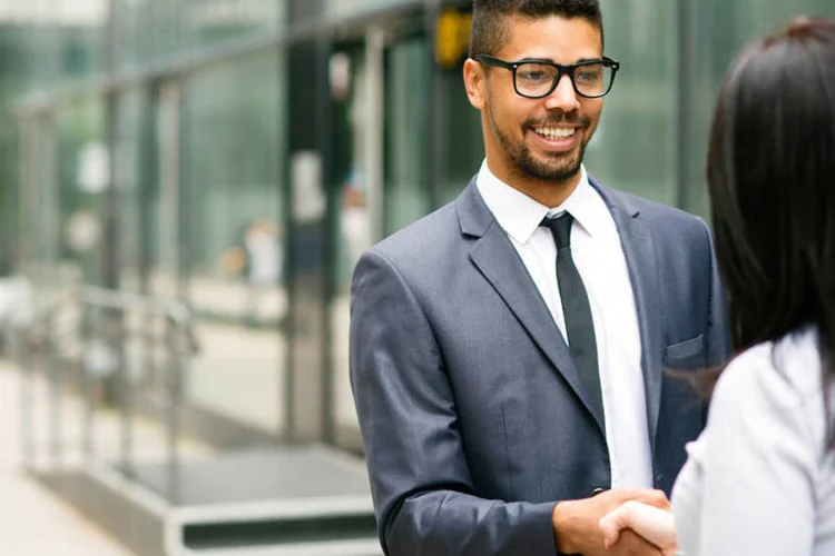 Cumprimento: a primeira impressão pode ser moldada a partir de alguns pontos específicos (marinovicphotography/Thinkstock)