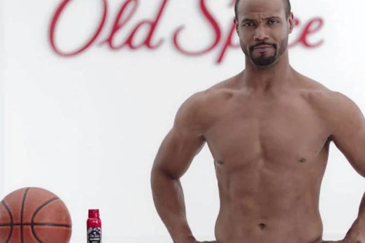 Comercial da Old Spice: quem clica, acessa sites que vendem roupa de cama de couro, spray bronzeador, um fone dourado, uma camiseta que elimina barriga, e uma máquina para deixar o pescoço musculoso (Reprodução/YouTube/Old Spice)