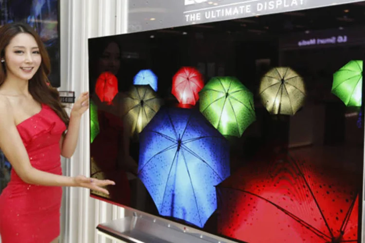 
	Modelo posa junto com TV da LG Eletronics: companhias teriam&nbsp;supostamente manipulado os pre&ccedil;os de pain&eacute;is de cristal l&iacute;quido no mercado chin&ecirc;s
 (Lee Jae-Won/Reuters)