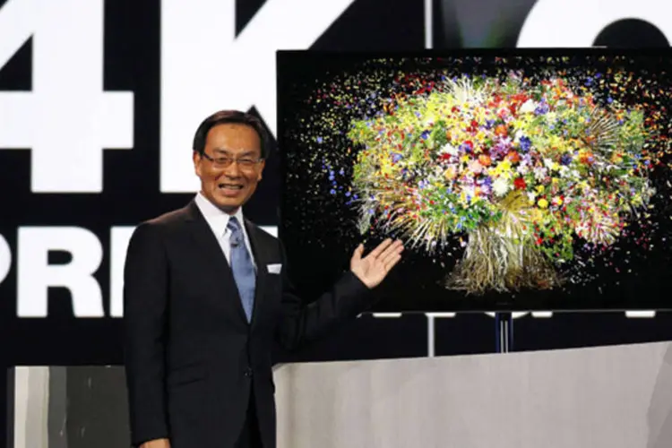Presidente da Panasonic mostra a televisão OLED de 56" durante apresentação da companhia na CES 2013 (Rick Wilking/Reuters)