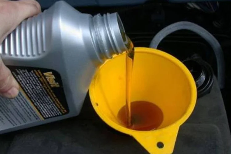 Apesar da queda em julho, o óleo de motor acumula alta de 20% no ano (.)