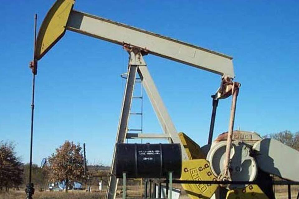 Petróleo fecha em alta com forte mercado acionário nos EUA