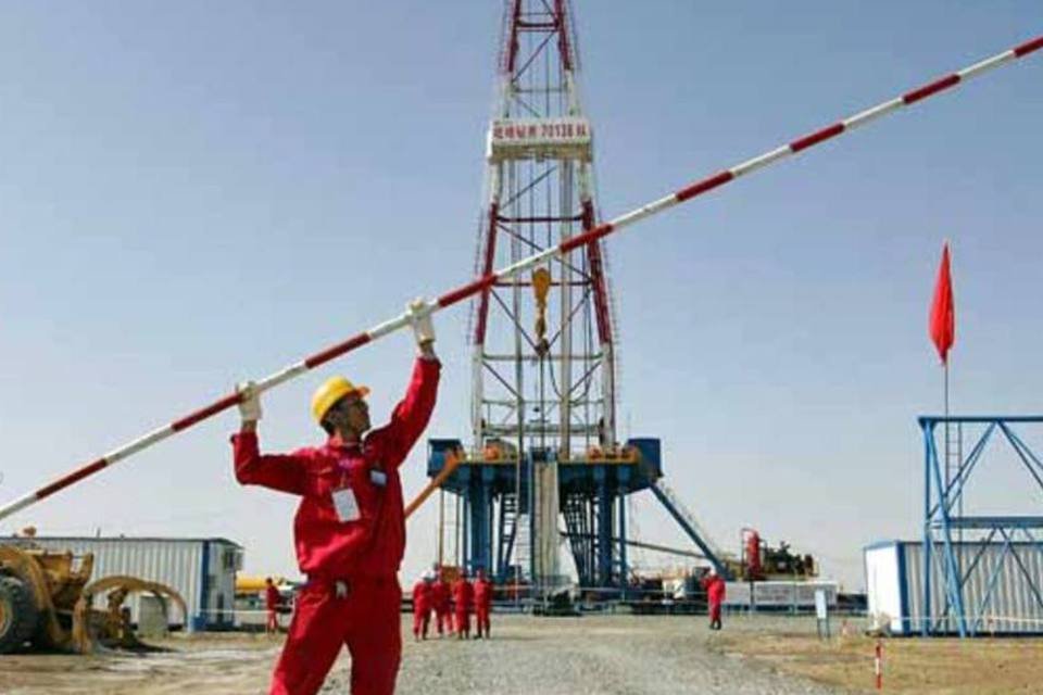 Petróleo realiza lucros e opera atento à China