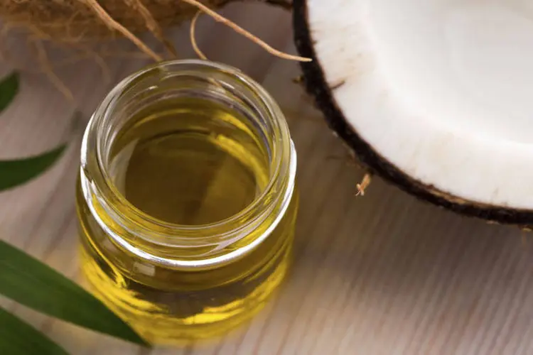 Óleo de coco: estudos mostram que ele elevaria o colesterol LDL tanto quanto a manteiga, a carne vermelha ou o óleo de palma (Thinkstock/Thinkstock)