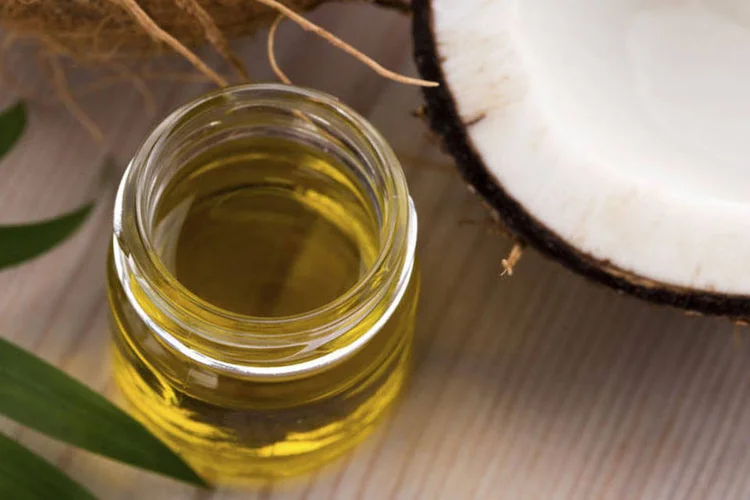 Óleo de coco e coco (Thinkstock)