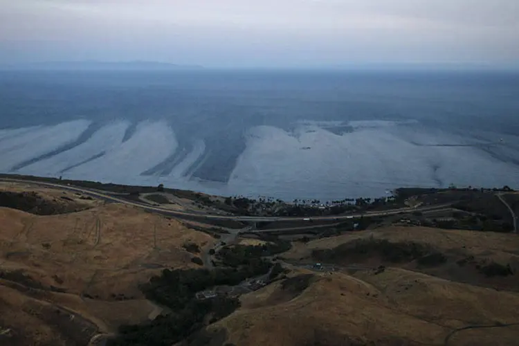 Vista de faixa de petróleo que vazou no mar em Santa Bárbara, na Califórnia (EUA) (REUTERS/Lucy Nicholson)