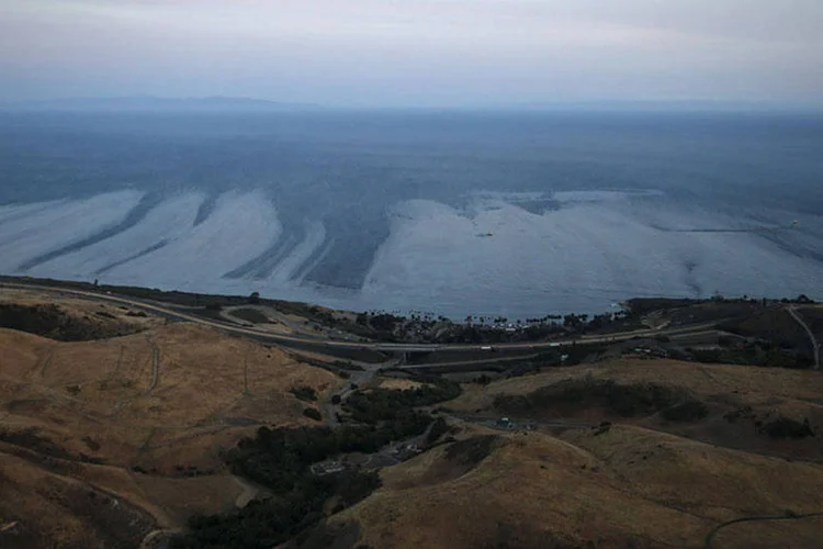 Vista de faixa de petróleo que vazou no mar em Santa Bárbara, na Califórnia (EUA) (REUTERS/Lucy Nicholson)