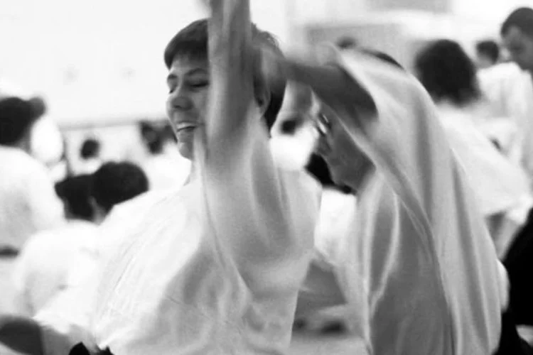 
	Encontrar a dist&acirc;ncia certa de sua equipe para conseguir os melhores movimentos &eacute; o maior desafio do gestor. Na foto: Olga Curado durante treino de aikido
 (Divulgação)
