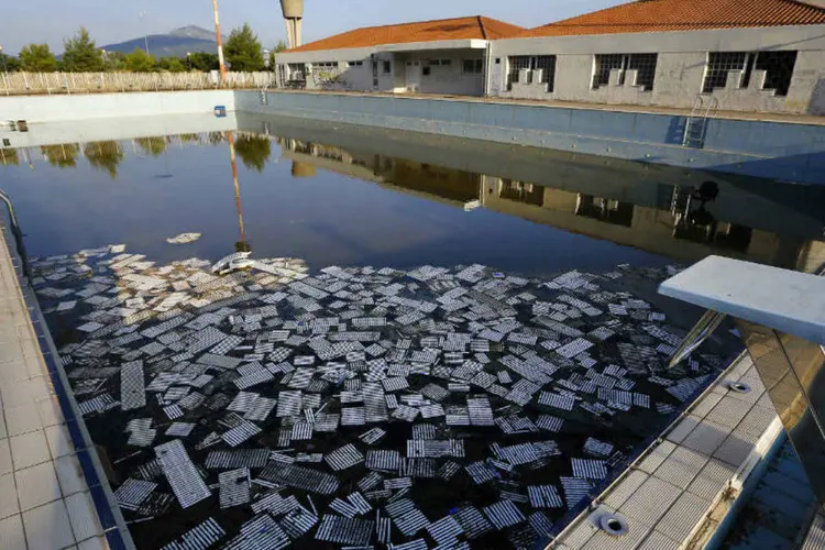 
	Lixo flutua em piscina deserta em vila ol&iacute;mpica da cidade de Thrakomakedones, no norte de Atenas
 (Yannis Behrakis/Reuters)