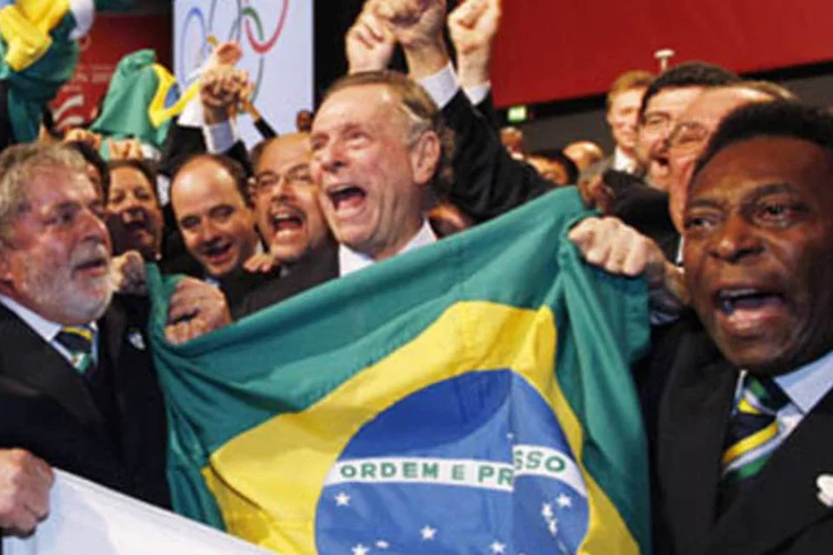 Presidente Lula, presidente do Comitê Rio 2016 Carlos Arthur Nuzman e Pelé na comemoração após anúncio do Rio como sede da Olimpíada de 2016 (Getty Images)