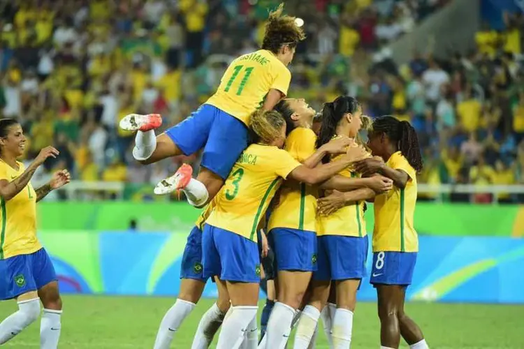 Seleção feminina de futebol comemora após vitória por 5 a 1 contra a Suécia na Olimpíada 2016 (Getty Images)