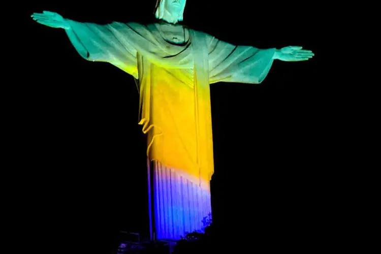Vista do Cristo Redentor com as luzes para celebrar os dois anos para a abertura das Olimpíadas do Rio, no Rio de Janeiro (Buda Mendes/Getty Images/Getty Images)