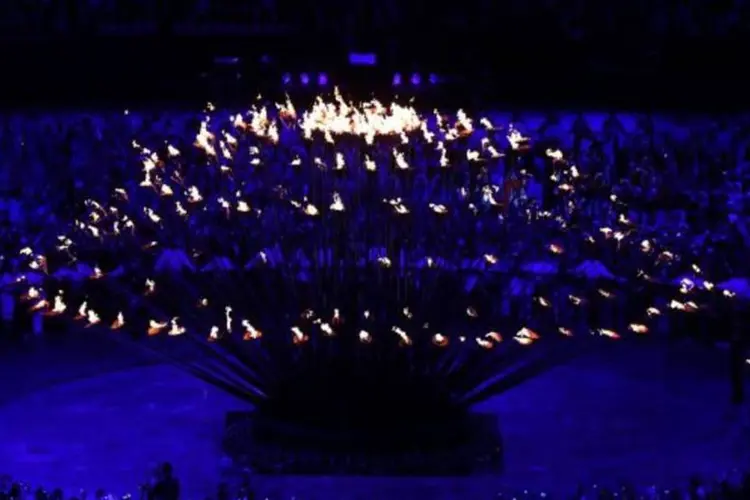 Tocha Olímpica: na cerimônia de abertura, sete jovens atletas britânicos acenderam colunas que formaram a tocha (Getty Images)