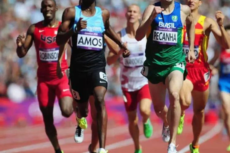 Atletas correm durante prova nas Olimpíadas 2012: O segundo colocado foi o atleta de Botsuana, Nijel Amos (Getty Images)