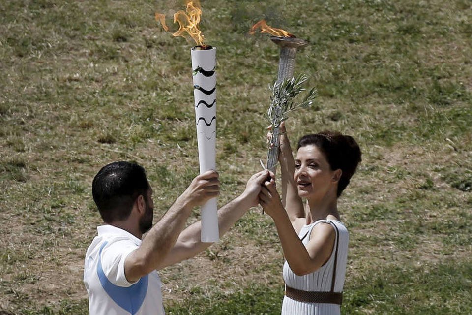 Brasil e Grécia querem esquecer crises com chama olímpica