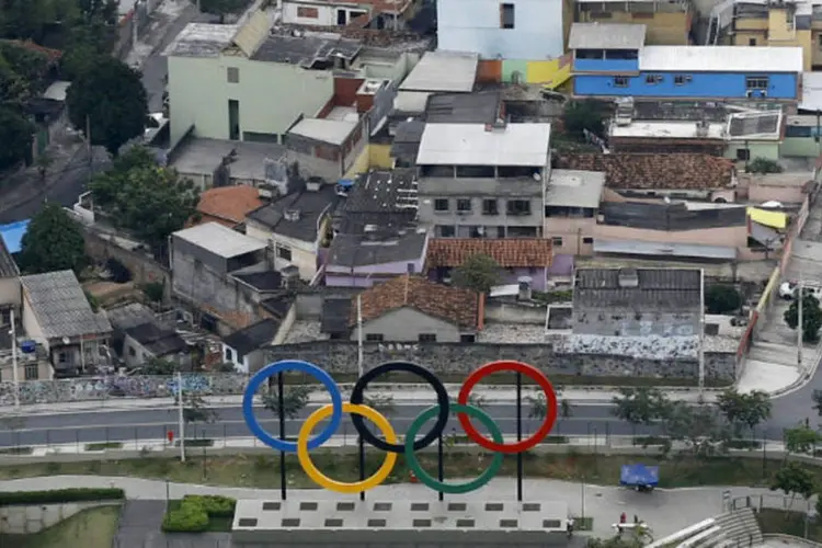 
	An&eacute;is ol&iacute;mpicos j&aacute; foram instalados no Parque de Madureira, Rio de Janeiro: brasileiros ainda n&atilde;o entraram no clima
 (REUTERS/Ricardo Moraes)