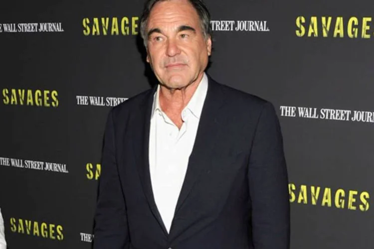 
	Oliver Stone promovendo o filme &quot;Savages&quot;: &quot;&eacute; preciso dar asilo a Snowden&quot;, afirmou diretor, que est&aacute; no festival de Karlovy Vary, na Rep&uacute;blica Tcheca, para receber um pr&ecirc;mio
 (Getty Images)
