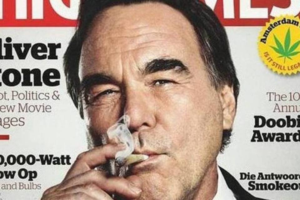 Oliver Stone fuma maconha em capa de revista