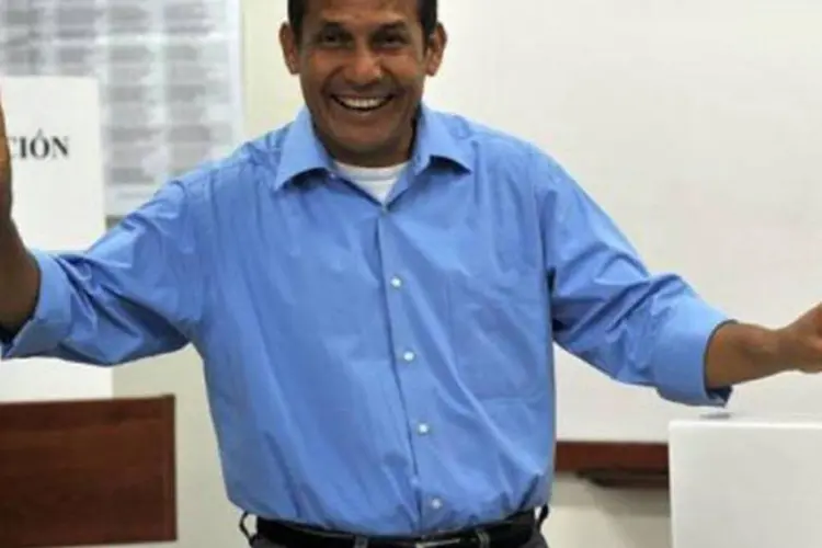 Ollanta Humala, candidato à presidência no Peru: pesquisas mostram 10% de indecisos (Cris Bouroncle/AFP)