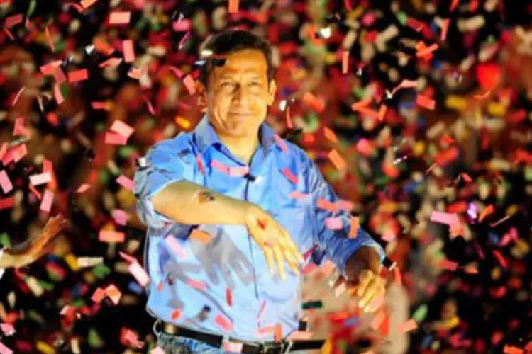 Ollanta Humala comemora vitória em Lima: apesar de o novo presidente ter  prometido manter a política econômica do Peru, há desconfiança por parte dos investidores (Ernesto Benavides/AFP)