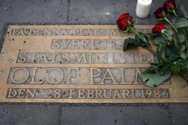 Placa no local onde Olof Palme foi assassinado: como no caso do assassinato de Kennedy nos Estados Unidos, a morte de Palme deu origem a uma enxurrada de teorias conspiratórias (Bob Strong/Reuters)