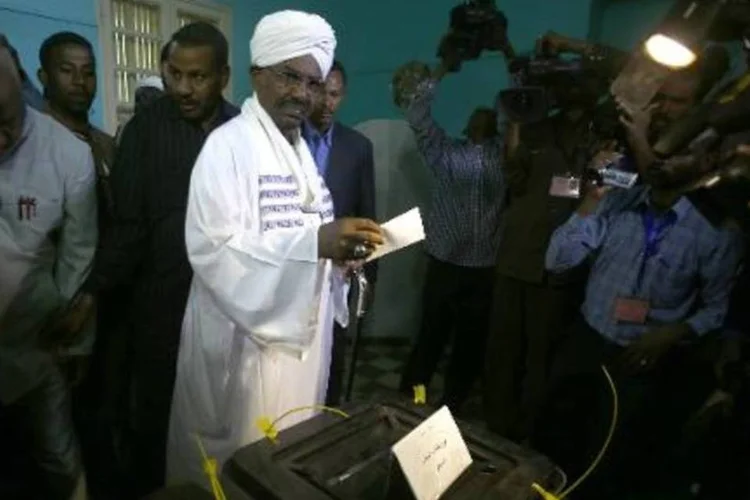 Omar al-Bashir deposita voto durante eleições no Sudão: ele recebeu mais de 94% dos votos (Ashraf Shazly/AFP)