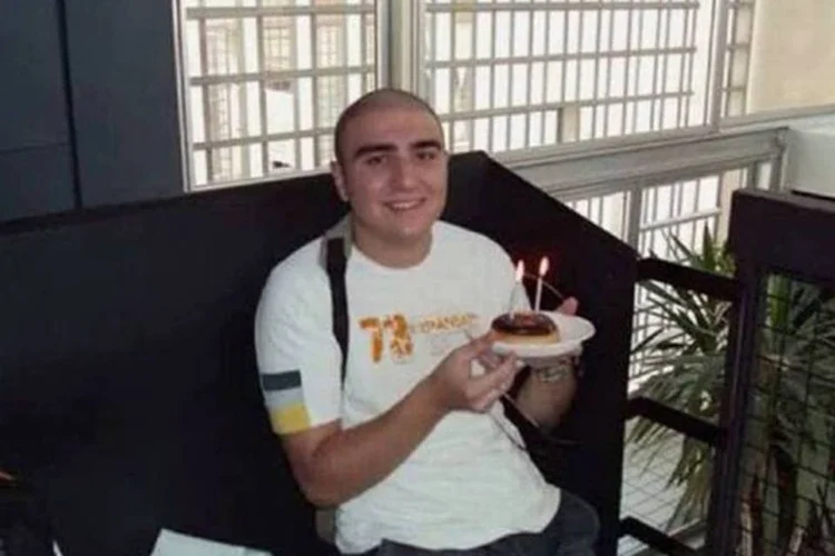 Reprodução de imagem de vídeo postado no site Youtube mostra foto recente de Mazhar Tayyara, conhecido como Omar (AFP)
