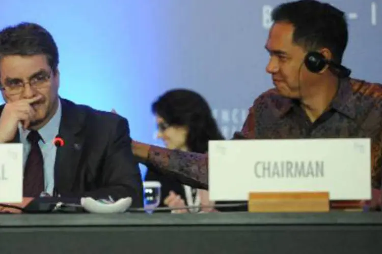 Roberto Azevêdo: diretor-geral da OMC, se emociona ao lado do ministro de Comércio indonésio antes de encerrar a conferência da organização em Bali (Sonny Tumbelaka/AFP)