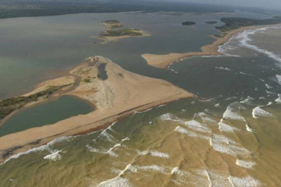 Lama avança no mar e deve superar 9km de costa