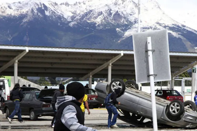 Multidões assaltam supermercados e vandalizam carro em Bariloche: cerca de 400 soldados da Gendarmaria já chegaram a Bariloche (REUTERS)