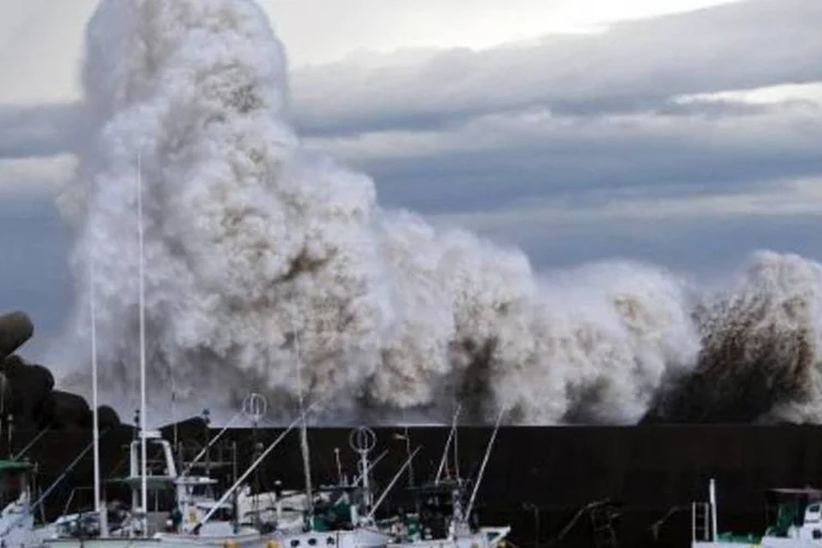 Fortes ondas atingem o porto da cidade japonesa de Kihou (Jiji Press/AFP)