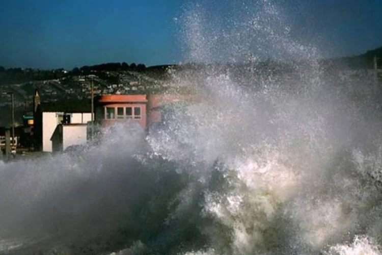 O alerta destaca que só exite possibilidade de tsunami perto do centro do terremoto (Mila Zinkova/Wikimedia Commons)