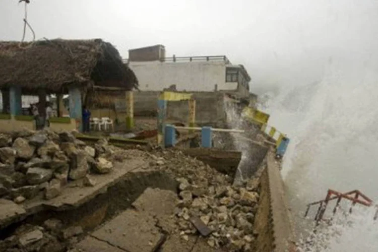 Ondas provocadas plo furacão Jova causam destruição no México: No México, o SMN declarou uma zona de alerta "desde Chetumal até Tulum" (©AFP/Arquivo / Alfredo Estrella)