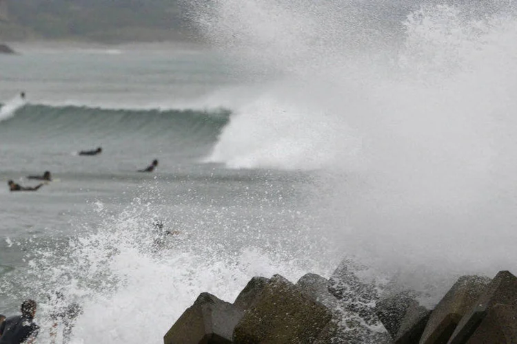 Ondas quebram durante aproximação do tufão Vongfong do Japão (Kyodo/Reuters)