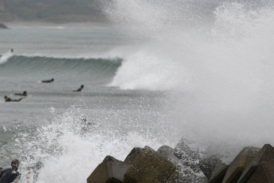 Vongfong se afasta do Japão após deixar 2 mortos