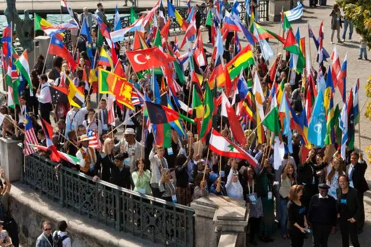 Delegados carregando bandeiras de 171 países durante a abertura da One Young World, em 2011 (Divulgação/One Young World)