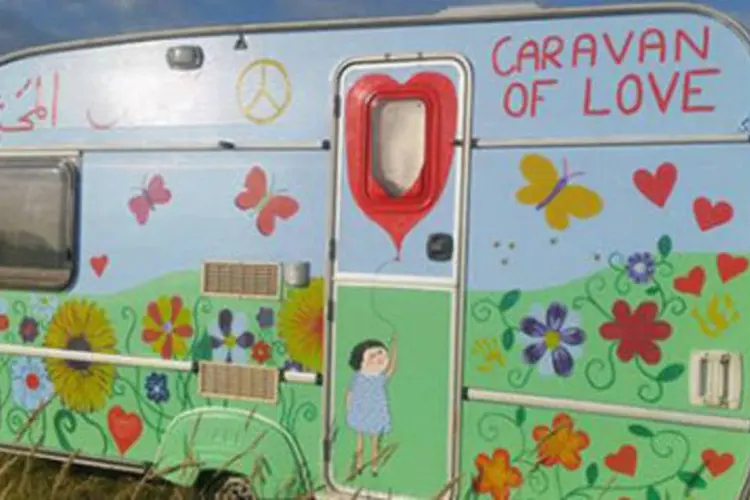 
	O Caravans for Calais &eacute; uma ONG que recolhe trailers doados e os envia para um campo de refugiados improvisado em Calais, na Fran&ccedil;a
 (Divulgação/CARAVANS FOR CALAIS)