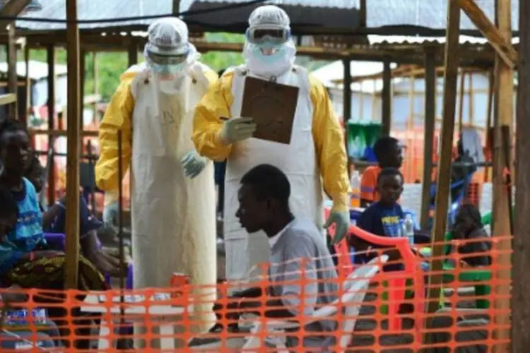 
	M&eacute;dicos da ONG M&eacute;dicos Sem Fronteiras trabalham em posto de tratamento do Ebola: &quot;Esta pode ser a &uacute;ltima oportunidade para garantir que a OMS esteja fortalecida&quot;
 (CARL DE SOUZA/AFP)