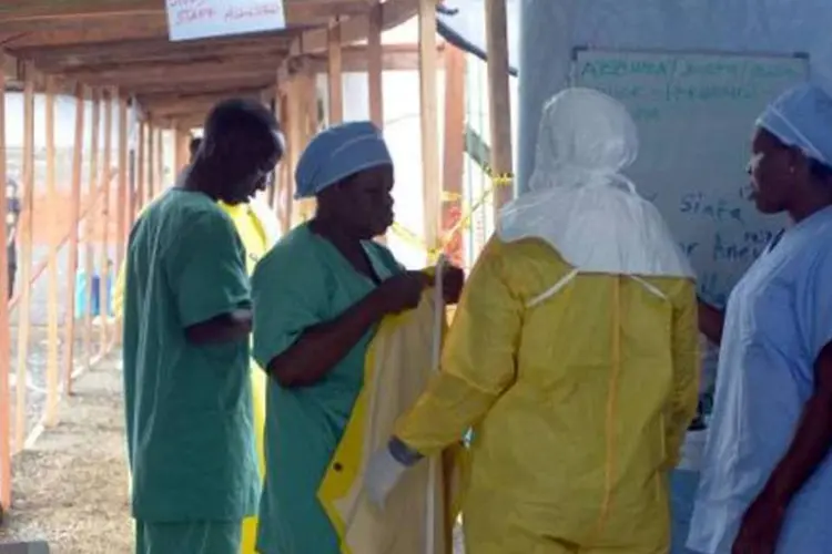 Integrantes da ONG Médicos Sem Fronteiras em hopsital de Monróvia, Libéria (Zoom Dosso/AFP)