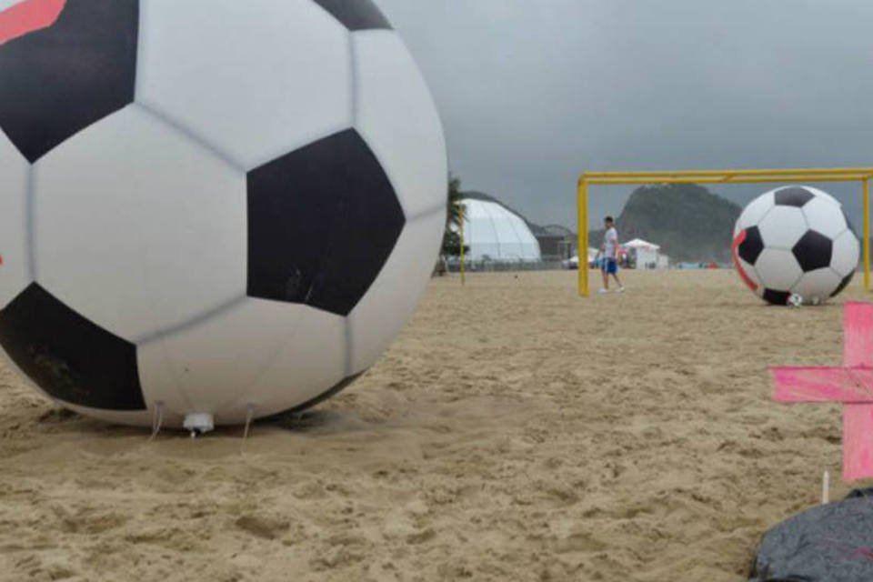 ONG faz protesto contra gasto público excessivo com a Copa