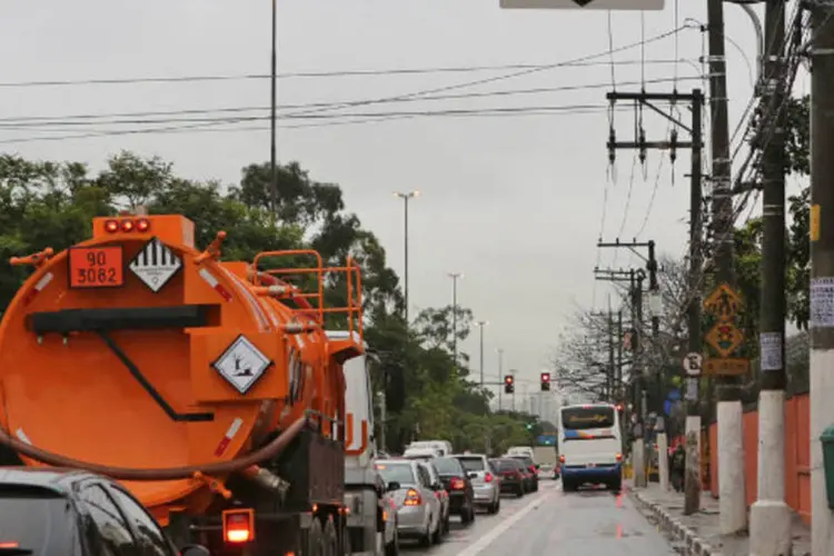 
	Faixa exclusiva para &ocirc;nibus em avenida de S&atilde;o Paulo: proporcionalmente, no entanto, as autua&ccedil;&otilde;es por km diminu&iacute;ram
 (Fábio Arantes/Prefeitura de São Paulo)