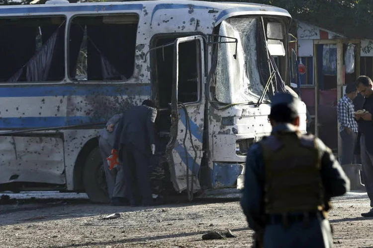 Local de ataque com carro-bomba: atentado em Cabul matou sete pessoas e feriu outras 15 (Omar Sobhani/Reuters)
