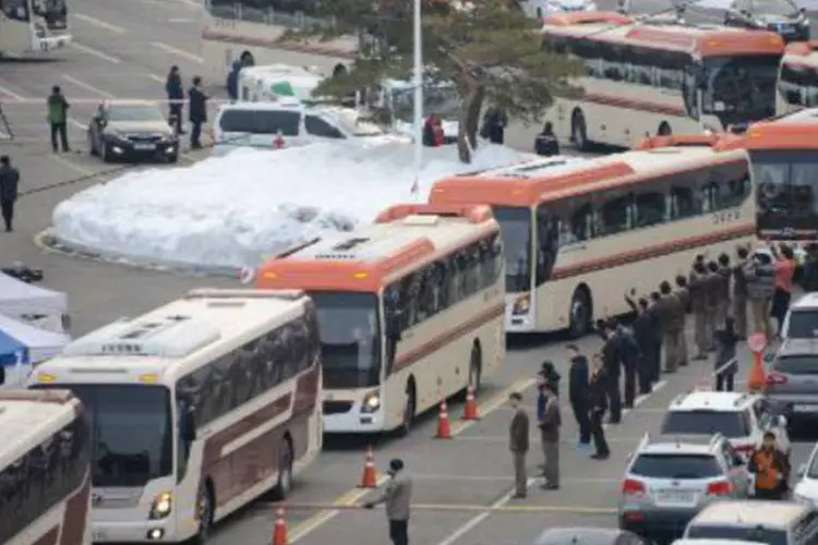 Ônibus que levaram grupo de sul-coreanos para se reencontrar com parentes norte-coreanos: 82 sul-coreanos se reuniram com 180 familiares norte-coreanos (Ed Jones/AFP)