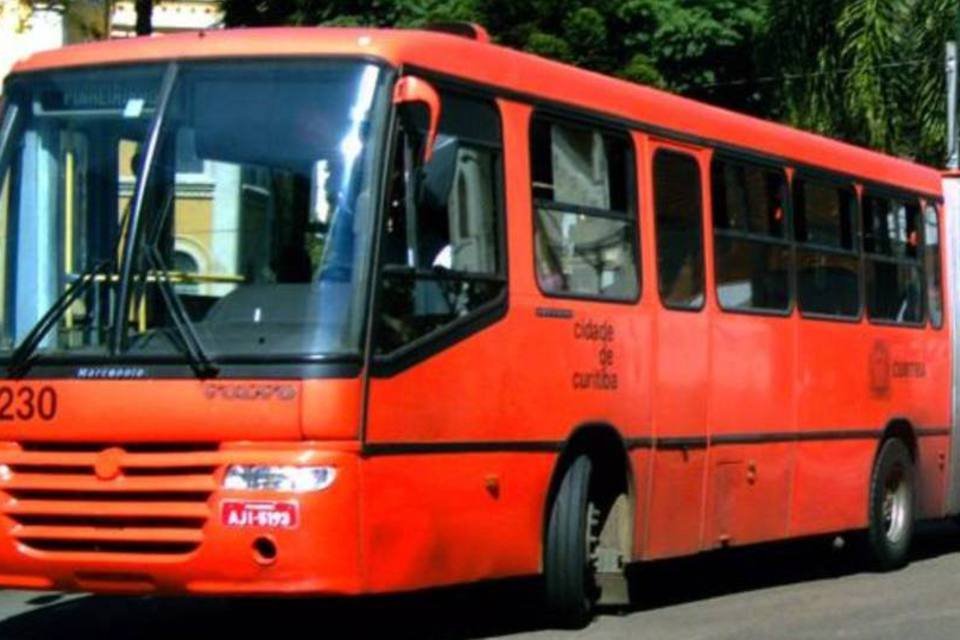 Motoristas de ônibus entram em greve no PR