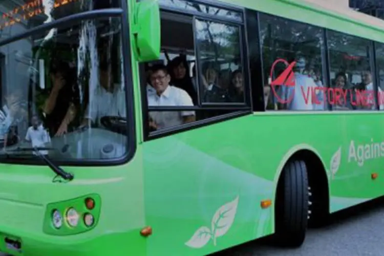Autoridades filipinas lançam ônibus elétrico: as emissões globais de CO2 provenientes do transporte devem aumentar cerca de 50% até 2030 (Robert Vinas/AFP)