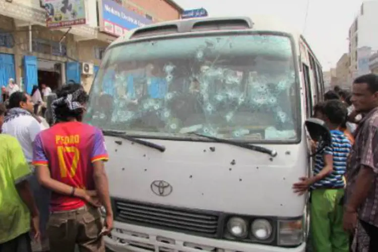 Ônibus alvejado por atirador no Iêmen: ele carregava funcionários de um hospital militar (AFP)